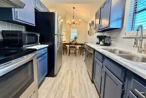 Private kitchen - Baylor House - Stylish Abilene Getaway (Abilene)
