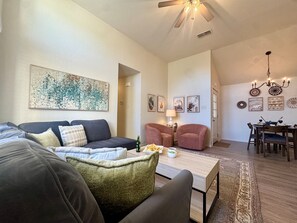 Smart TV, video games - Baylor House - Stylish Abilene Getaway (Abilene)