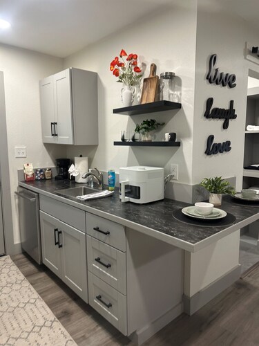 Carriage House - Modern Downtown Studio