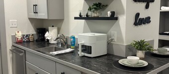 Carriage House - Modern Downtown Studio