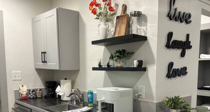 Carriage House - Modern Downtown Studio