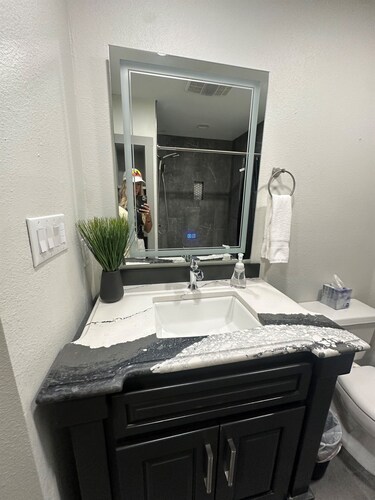 Carriage House - Modern Downtown Studio