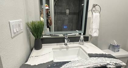 Carriage House - Modern Downtown Studio