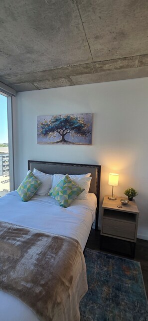Desk, iron/ironing board, free WiFi, bed sheets - Fantastic Luxe 1Bed High Rise on Music Row - Skyline Views (Nashville)