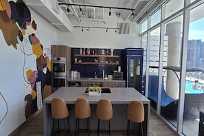 Refrigerador, microondas, horno y parrilla de estufa