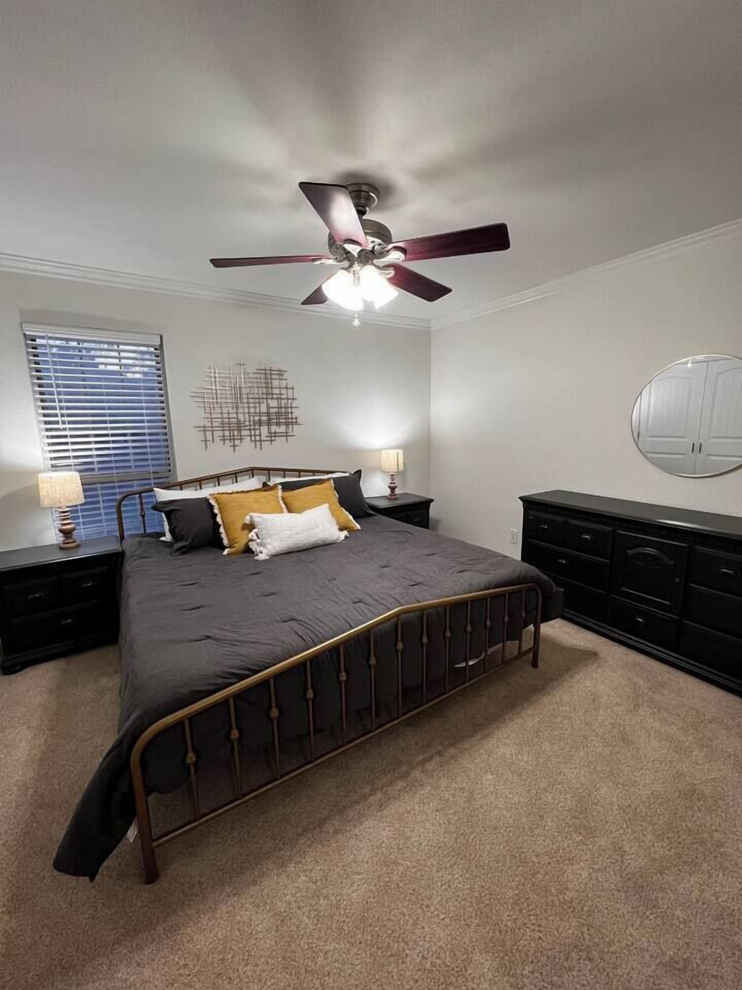 Tabla de planchar con plancha, wifi, ropa de cama