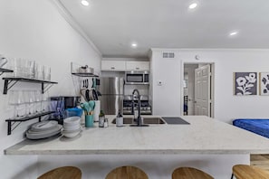 Private kitchen - 1 BR Montrose Stylish Stay | 2 Full Beds| Med Center, Downtown, NRG Stadium. (Houston)
