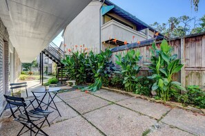 Outdoor dining - 1 BR Montrose Stylish Stay | 2 Full Beds| Med Center, Downtown, NRG Stadium. (Houston)