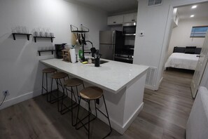 Iron/ironing board, WiFi, bed sheets - 1 BR Montrose Stylish Stay | 2 Full Beds| Med Center, Downtown, NRG Stadium. (Houston)
