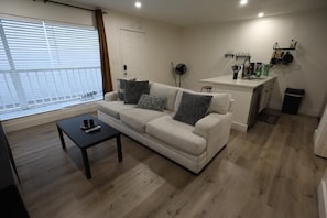 Living area - 1 BR Montrose Stylish Stay | 2 Full Beds| Med Center, Downtown, NRG Stadium. (Houston)