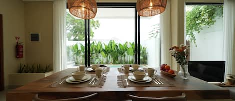 Villa, terras | Dineren op de kamer