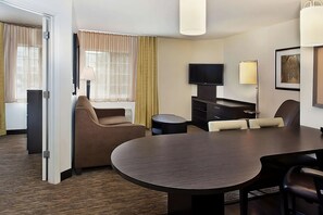 Interior - Budget-friendly Suite with Kitchen just a short drive from McGhee Tyson Airport (Knoxville)