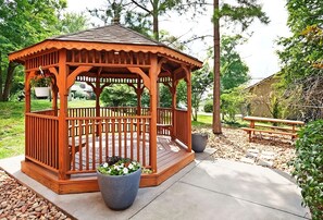 Terrace/patio - Budget-friendly Suite with Kitchen just a short drive from McGhee Tyson Airport (Knoxville)