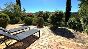 A patio with two lounge chairs, a brick floor, and a variety of potted plants and trees. - House for 6 people near the Valcros Golf Course in La Londe-les-Maures (LA LONDE LES MAURES)