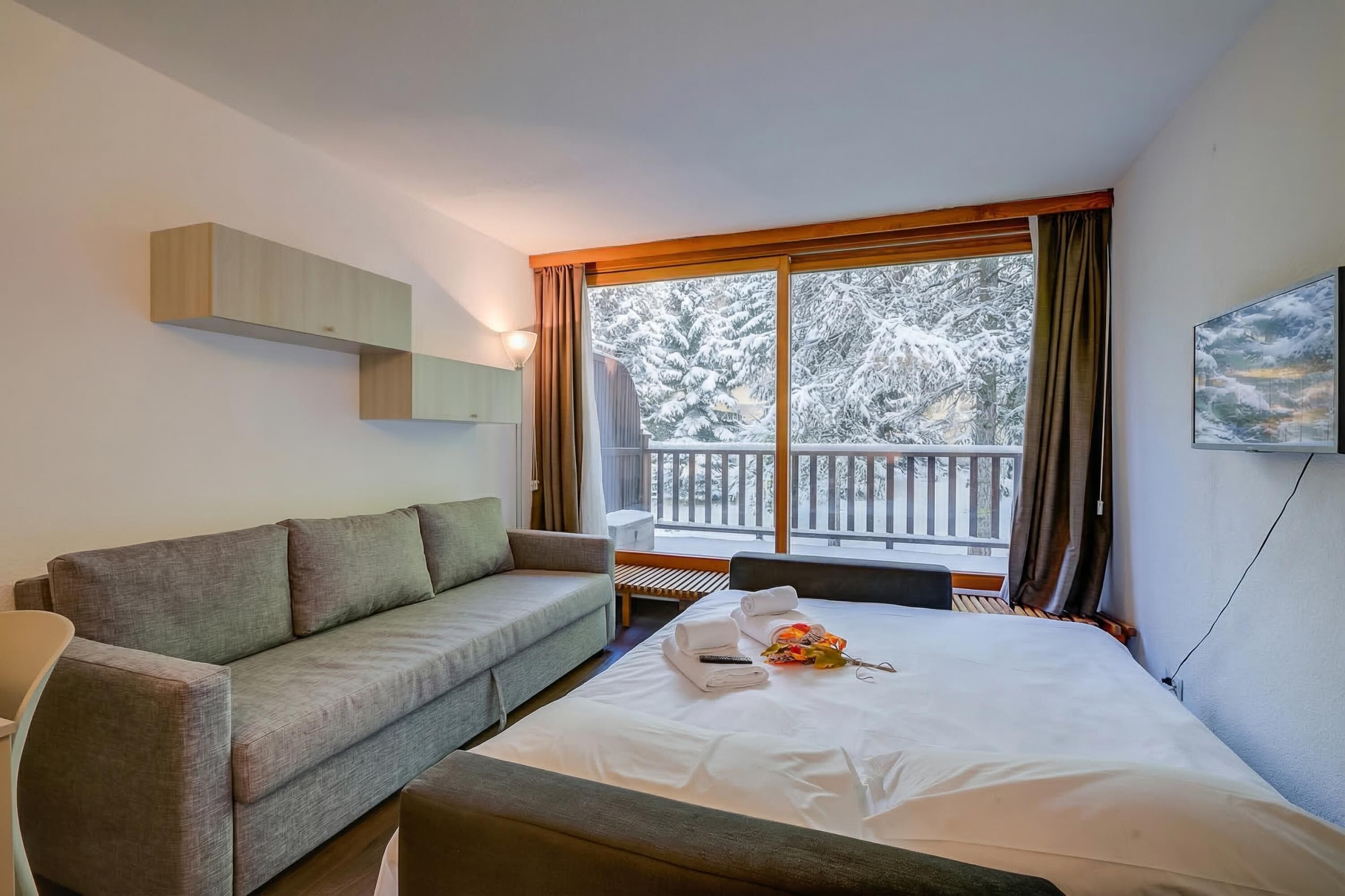 Een 21-inch smart-tv met kabelzenders