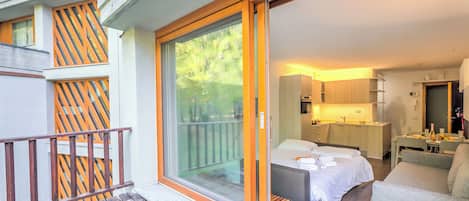 Perhestudio (Studio La Finestra Sulle Piste) | Olohuone | 21–tuumainen äly-TV, jossa kaapelikanavat