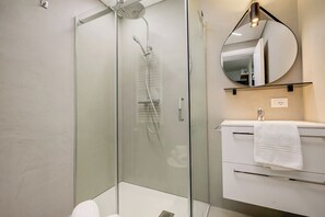 Estudio familiar (Studio La Finestra Sulle Piste) | Baño | Ducha, secador de pelo, bidé y toallas