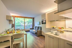 Familiestudio (Studio La Finestra Sulle Piste) | Oppholdsrom | En 21-tommers smart-TV med kabel-kanaler