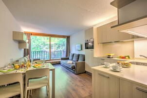 Family Studio (Studio La Finestra Sulle Piste) | Living room | 21-inch Smart TV with cable channels