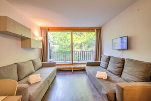 Familiestudio (Studio La Finestra Sulle Piste) | Oppholdsrom | En 21-tommers smart-TV med kabel-kanaler