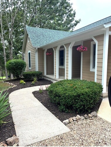 Bright and Charming 2BR, Office home. Near MO S&T, Great Eats & Local Shopping!