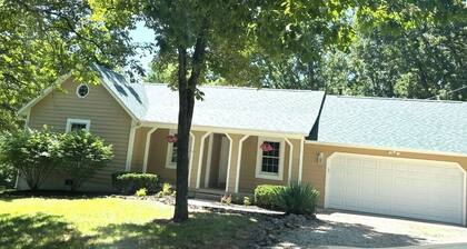 Bright and Charming 2BR, Office home. Near MO S&T, Great Eats & Local Shopping!