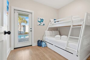 3 Schlafzimmer, Schreibtisch, Bügeleisen/Bügelbrett, Reisekinderbett