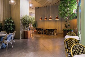 Outdoor dining - BGC Uptown 2BR: Skyline View with balcony (Taguig)