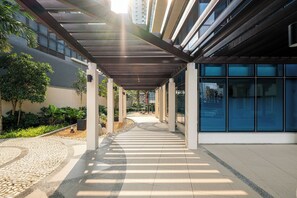 Property grounds - BGC Uptown 2BR: Skyline View with balcony (Taguig)