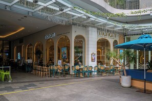 Outdoor dining - BGC Uptown 2BR: Skyline View with balcony (Taguig)