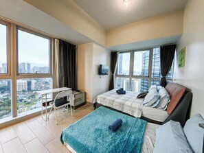 Room - BGC Uptown 2BR: Skyline View with balcony (Taguig)