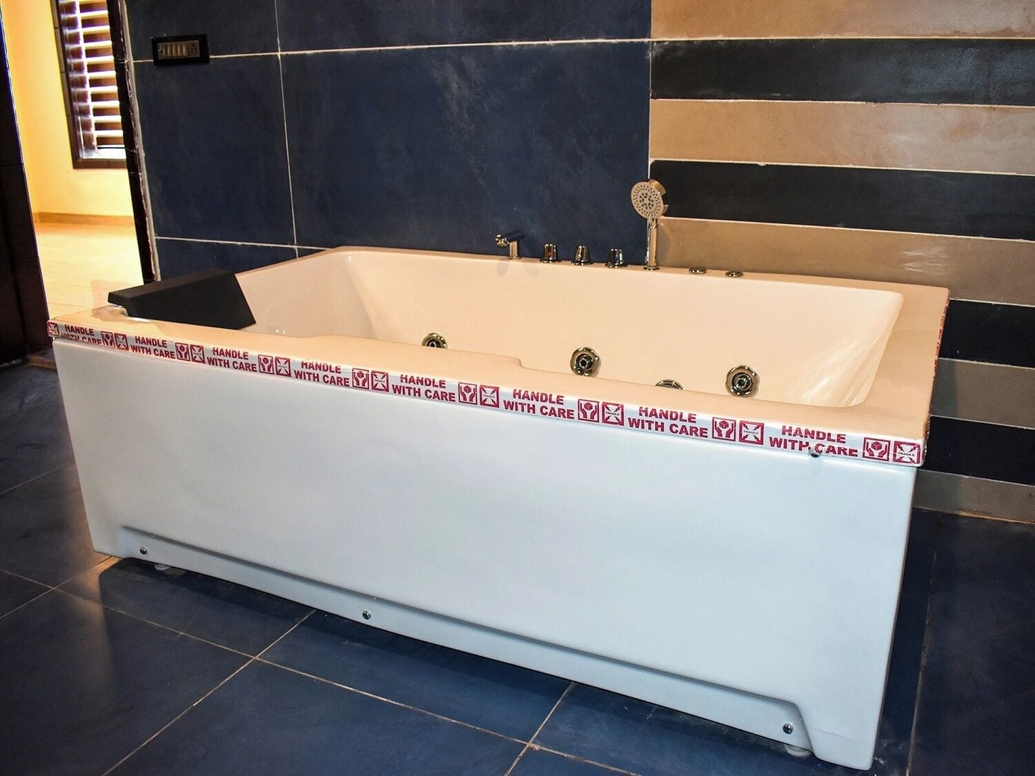 Premium-sviitti, parveke, näköala puutarhaan | Kylpyhuone | Hiustenkuivaaja, tohvelit, pyyhkeet, saippua