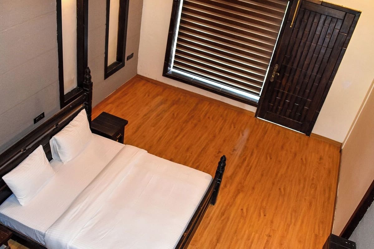 Deluxe Room, Balcony, Garden View | Desk, laptop workspace, iron/ironing board, free WiFi