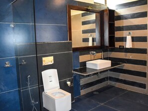 Habitación Deluxe, balcón, vistas al jardín | Baño | Secador de pelo, zapatillas, toallas y jabón