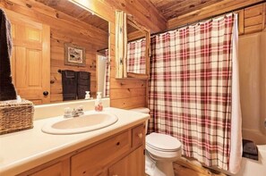 Hair dryer, towels, toilet paper - Mountain Heaven - Hot Tub - Pet Friendly - Long Range Mountain Views - Fire Pit (Blue Ridge)