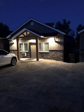 Exterior - On The Banks Of The Salon River 2 Bed/2 Bath/Sleeps 6 (Salmon)
