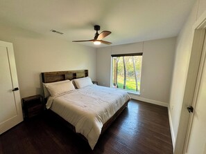 4 Schlafzimmer, Bügeleisen/Bügelbrett