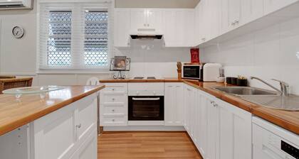 Darcy's Cottage - Cosy & Practical Family Stay