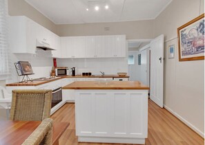 Fridge, microwave, oven, stovetop - Darcy's Cottage - Cosy & Practical Family Stay (Wagga Wagga)