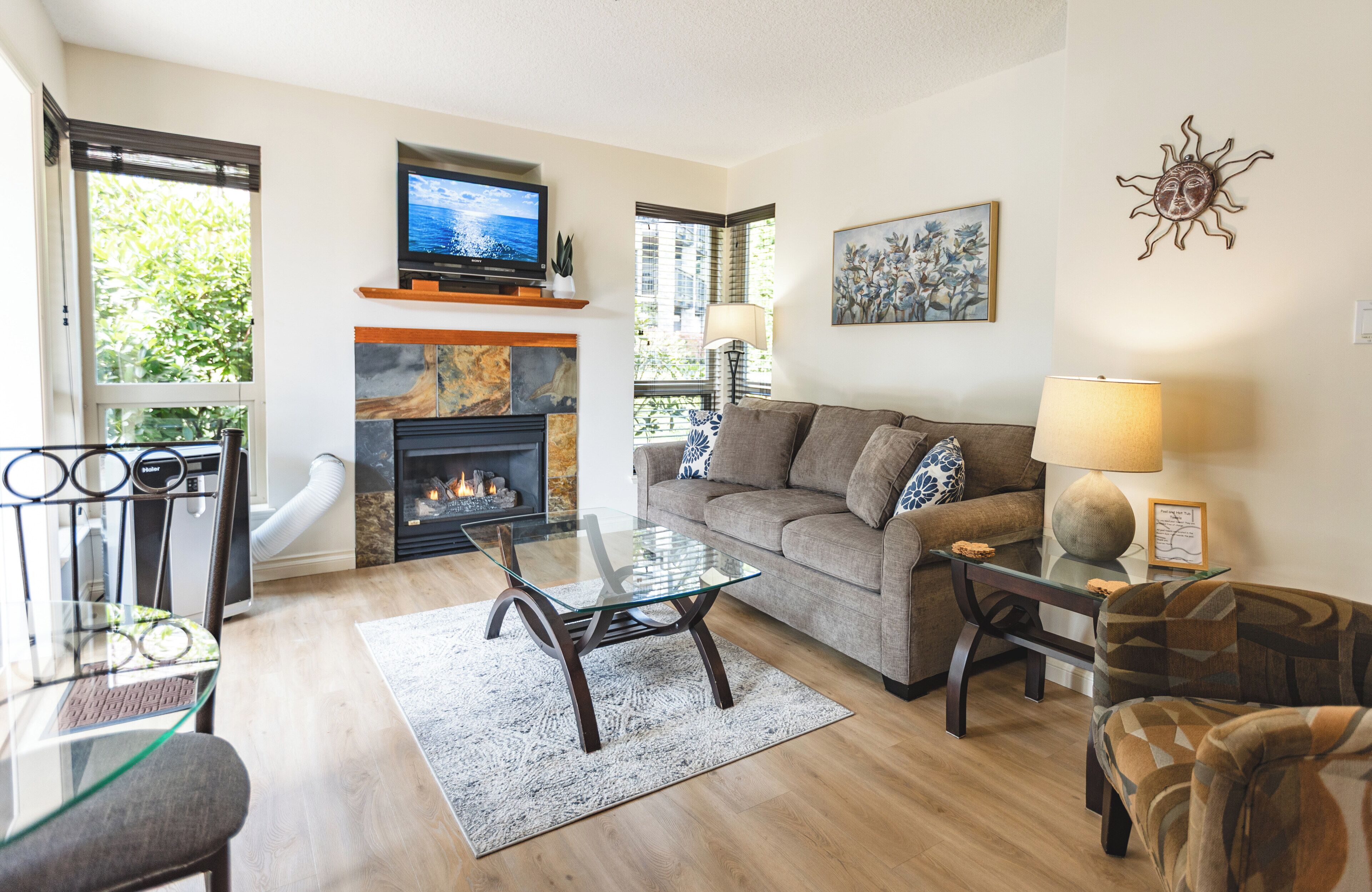 Smart TV, fireplace