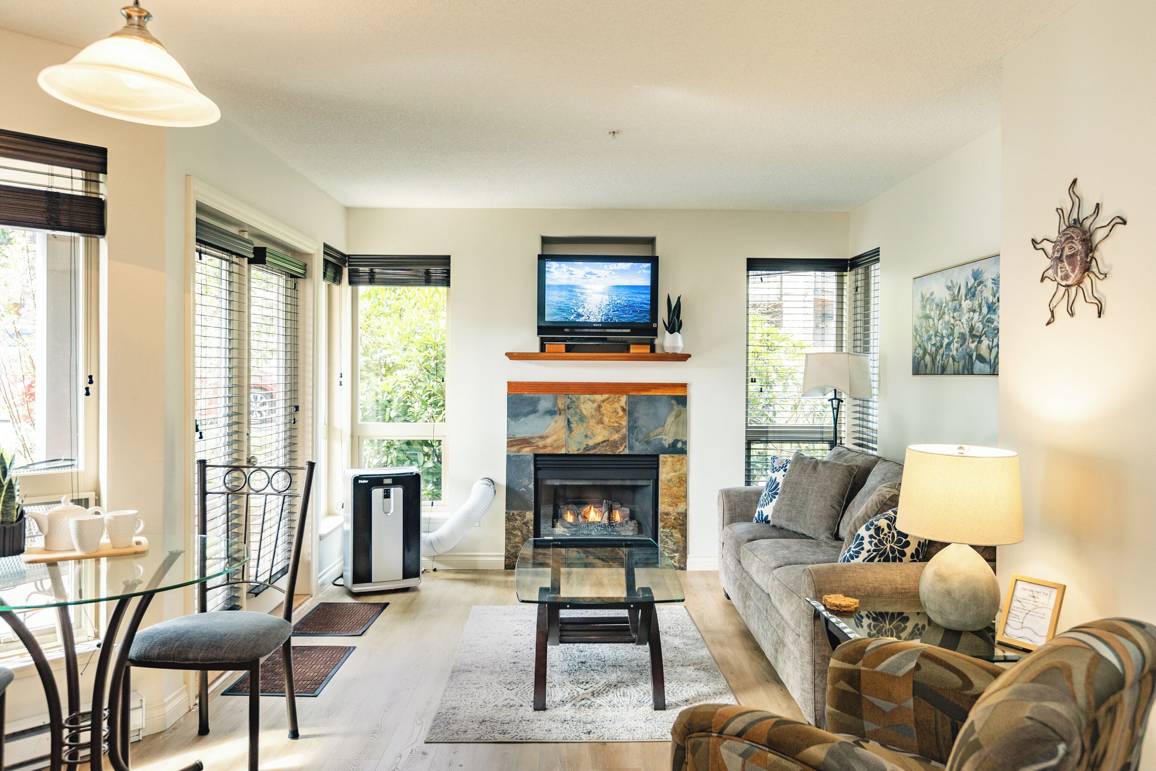 Smart TV, fireplace