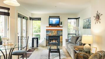 Smart TV, fireplace