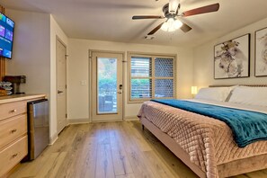 Desk, iron/ironing board, travel crib, free WiFi - Charming Alpine Studio | 1st Floor | Downtown (Helen)