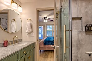 Shower, hair dryer, towels - Charming Alpine Studio | 1st Floor (Helen)
