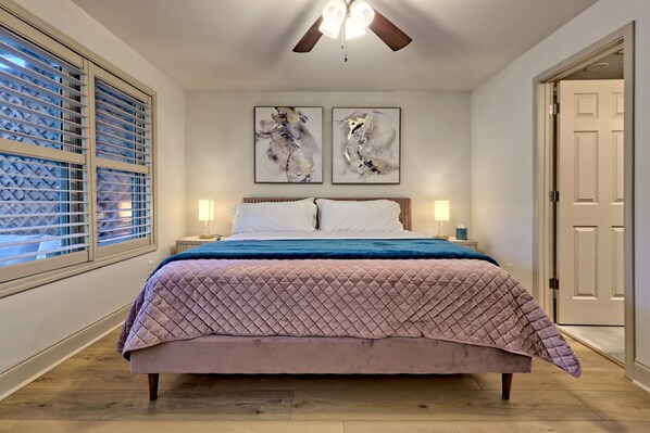 Una scrivania, ferro/asse da stiro, culla da viaggio, Wi-Fi gratuito