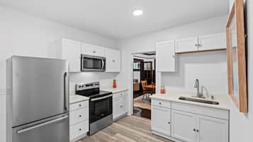 Frigorífico, microondas, horno y placa de cocina