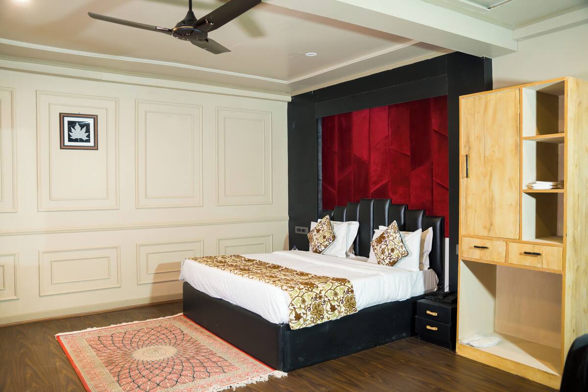 Premium bedding, minibar, laptop workspace, free WiFi