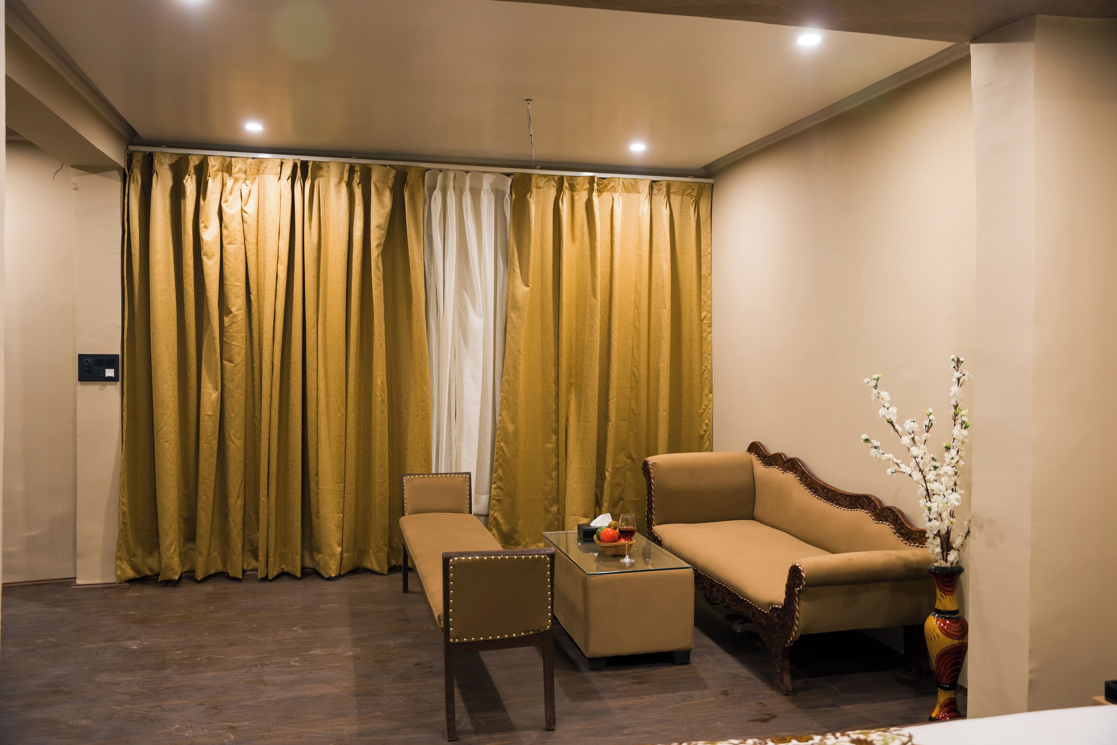 Executive Double Room | Living area | 32-inch Smart TV with cable channels