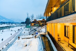Deluxe Double Room, Balcony | Mountain view - Jade River Resort By Defoy (Pahalgam)
