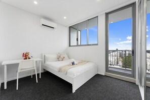 In-room safe, free WiFi, bed sheets - Cozy 2BR Waterloo Haven Near Cafés & Parks (Waterloo)